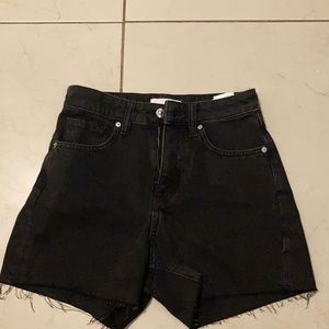 H&M shorts/ size 2 US/ trendy black shorts!
